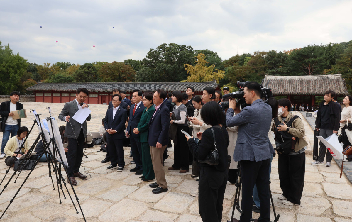 ▲국회 문화체육관광위원회 야당 간사인 조은희 의원 등 국민의힘 문체위 의원들이 15일 서울 종로구 종묘 정전 월대 현장 시찰을 하고 있다. 의원들 뒤로 세운4구역 건축물 높이를 표시한 애드벌룬이 설치돼 있다. 신태현 기자 holjjak@