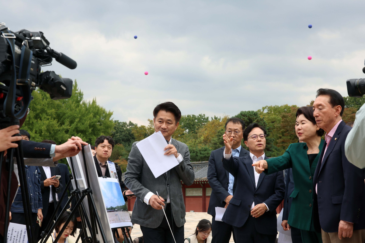 ▲국회 문화체육관광위원회 야당 간사인 조은희 의원 등 국민의힘 문체위 의원들이 15일 서울 종로구 종묘 정전 월대 현장 시찰을 하고 있다. 의원들 뒤로 세운4구역 건축물 높이를 표시한 애드벌룬이 설치돼 있다. 신태현 기자 holjjak@