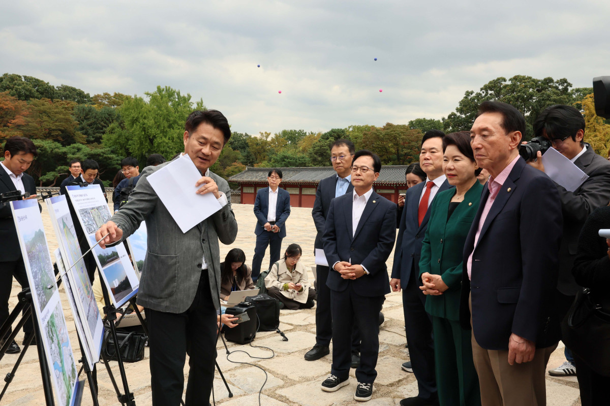 ▲국회 문화체육관광위원회 야당 간사인 조은희 의원 등 국민의힘 문체위 의원들이 15일 서울 종로구 종묘 정전 월대 현장 시찰을 하고 있다. 의원들 뒤로 세운4구역 건축물 높이를 표시한 애드벌룬이 설치돼 있다. 신태현 기자 holjjak@