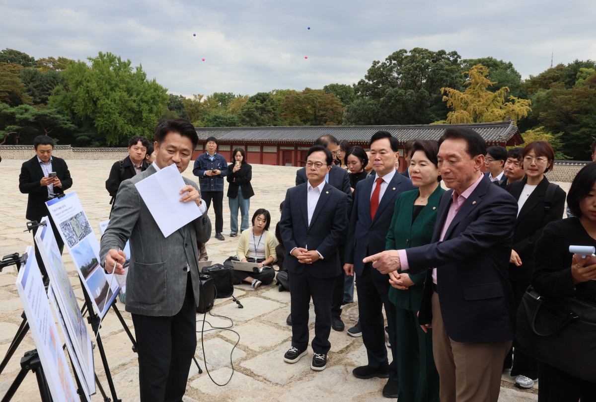 ▲국회 문화체육관광위원회 야당 간사인 조은희 의원 등 국민의힘 문체위 의원들이 15일 서울 종로구 종묘 정전 월대 현장 시찰을 하고 있다. 의원들 뒤로 세운4구역 건축물 높이를 표시한 애드벌룬이 설치돼 있다. 신태현 기자 holjjak@