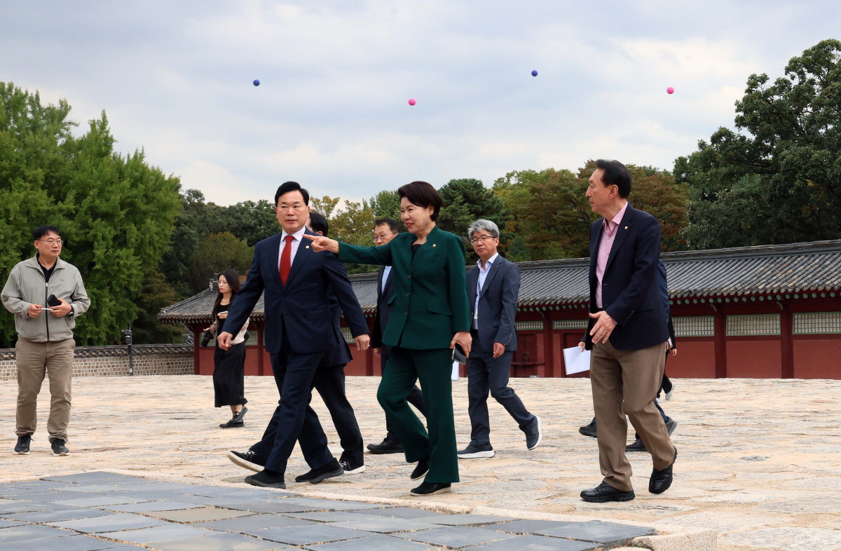 ▲국회 문화체육관광위원회 야당 간사인 조은희 의원 등 국민의힘 문체위 의원들이 15일 서울 종로구 종묘 정전 월대 현장 시찰을 하고 있다. 의원들 뒤로 세운4구역 건축물 높이를 표시한 애드벌룬이 설치돼 있다. 신태현 기자 holjjak@