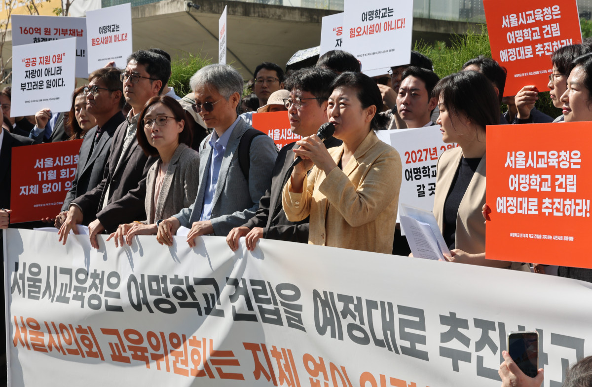 ▲7일 서울 중구 서울시의회 앞에서 여명학교 현 부지 학교건립을 지지하는 시민사회 공동행동이 주최한 기자회견에서 조명숙 여명학교 교장이 옛 염강초등학교 부지 내 여명학교 교사 건립을 촉구하는 발언을 하고 있다. (연합뉴스)