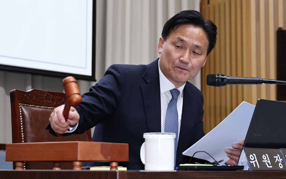 ▲김영진 국회 행정안전위원회 위원장이 15일 서울시청에서 열린 국회 행정안전위원회의 전체회의에서 김지용 초대 중대범죄수사청장 후보자에 대한 인사청문 경과 보고서 채택을 알리며 의사봉을 두드리고 있다. 사진=연합뉴스