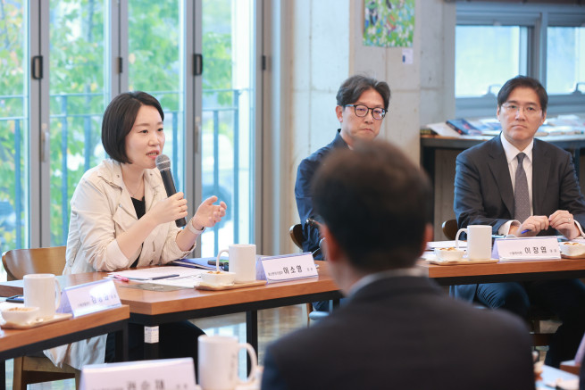 ▲이소영 중소벤처기업부 장관이 15일 충청남도 천안시 (주)엘케이캠에서 열린 '3대 메가프로젝트의 미래 핵심 주역 점프업 프로그램 참여기업 간담회'에서 인사말을 하고 있다. (사진제공=중소벤처기업부)