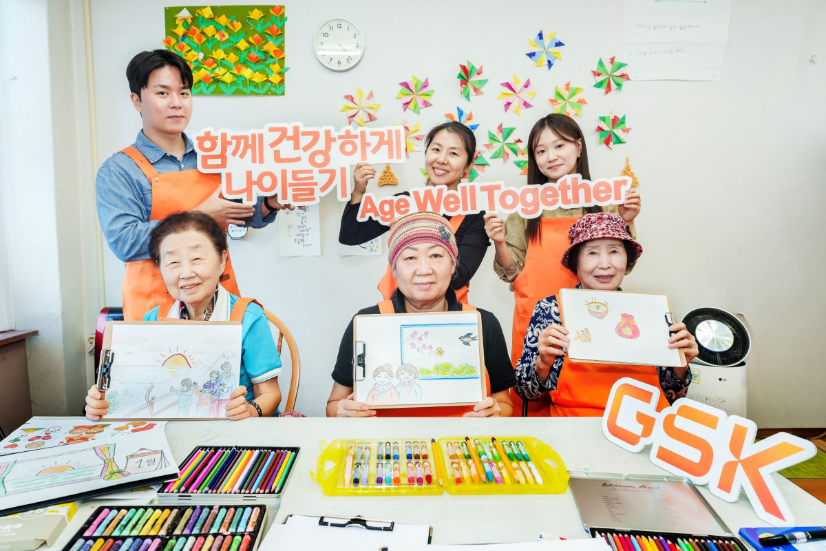 ▲한국GSK 임직원들이 2일 서울 강서구 화곡노인참여나눔터에서 어르신과 함께 건강한 노화 달력을 만들고 있다. (사진제공=한국GSK)