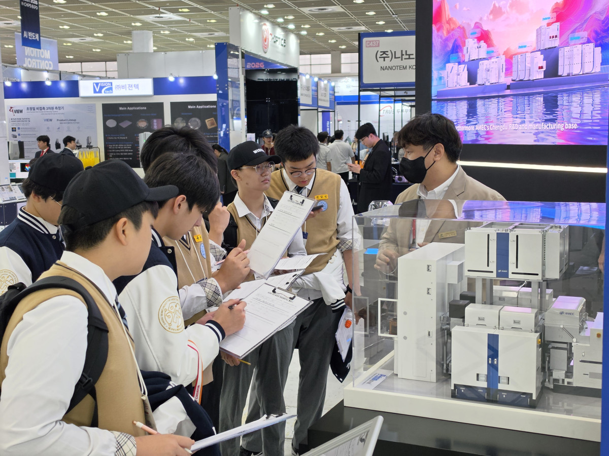 ▲15일 서울 강남구 코엑스에서 열린 ‘SEDEX 2026’을 찾은 고등학생들이 반도체 기업 부스에서 체험 프로그램에 참여하고 있다. 손희정 기자sonhj1220@