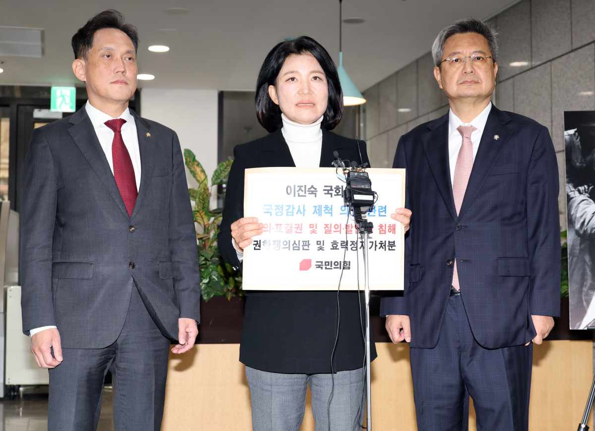 ▲국민의힘 이진숙 의원이 15일 서울 종로구 헌법재판소 민원실로 향하며 발언하고 있다. 이날 이 의원은 헌법재판소에 제척 의결과 관련해 가처분신청서 및 권한쟁의심판 청구서를 제출했다. 왼쪽부터 김태규 의원, 이 의원, 김장겸 의원. (연합뉴스)