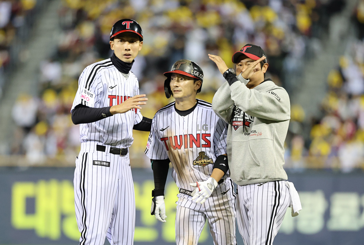 ▲14일 서울 송파구 잠실야구장에서 열린 프로야구 2026 KBO 포스트시즌 와일드카드 결정 1차전 두산 베어스와 LG 트윈스의 경기, 8회말 1사 1,3루 LG 4번타자 신민재가 번트 1타점 안타 성공 후 다리 통증에 교체되고 있다. (뉴시스)