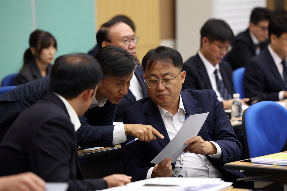 ▲15일 정부대전청사에서 열린 국회 재정경제위의 국가데이터처, 관세청, 조달청에 대한 국정감사에 출석한 피감기관 관계자들이 자료를 점검하고 있다. (연합뉴스)