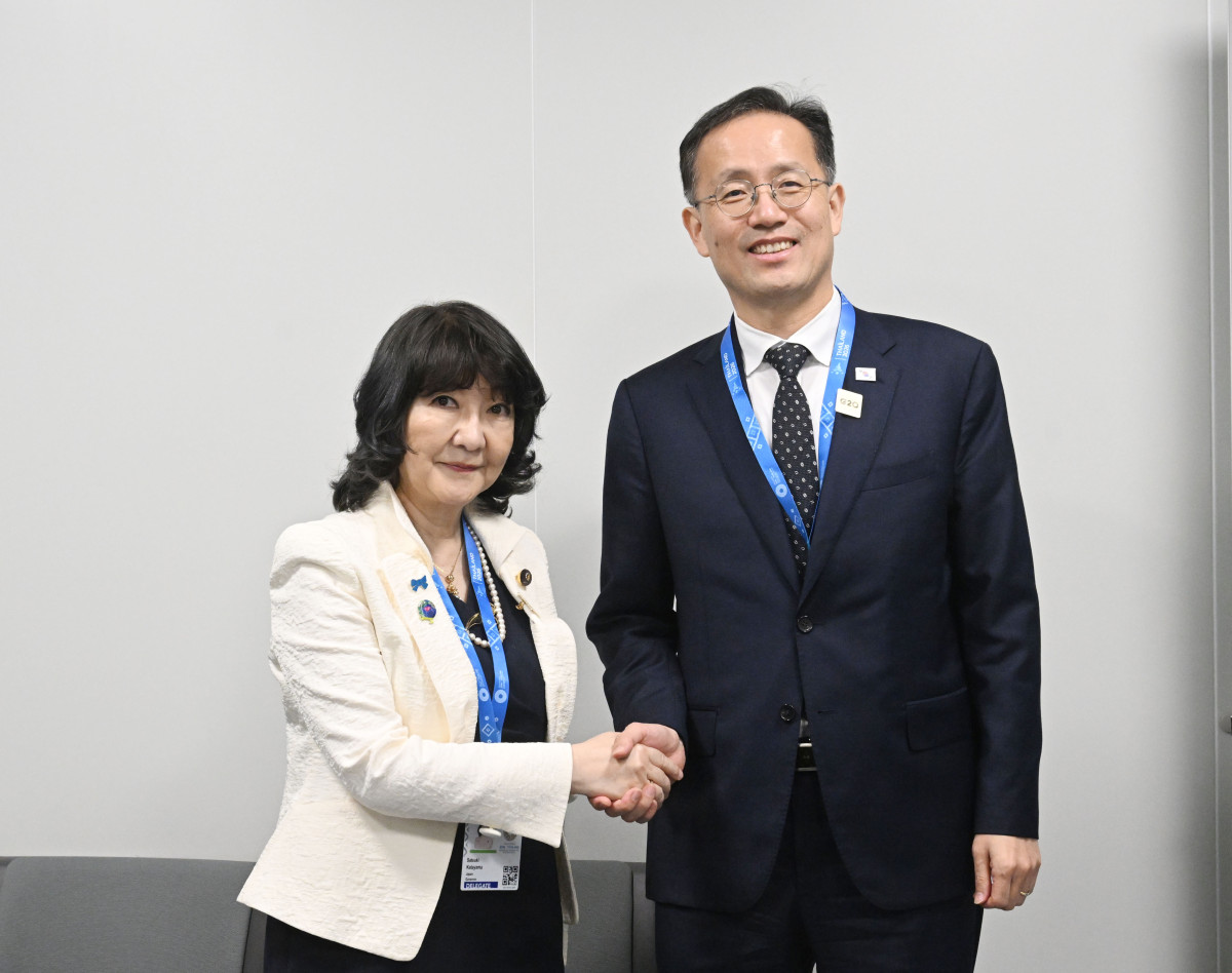 ▲국제통화기금(IMF)/세계은행(WB) 연차총회 및  주요 20개국(G20) 재무장관.중앙은행 총재 회의, 주요 7개국(G7) 재무장관.중앙은행 총재 회의 참석차 태국 방콕을 방문중인 이형일 경제부총리 겸 재정경제부 장관이 10월 15일(현지시간) 퀸시리낏 컨벤션센터(QSNCC)에서 가타야마 사쓰키 일본 재무장관과 면담에 앞서 악수하며 기념사진을 찍고 있다. (재정경제부)