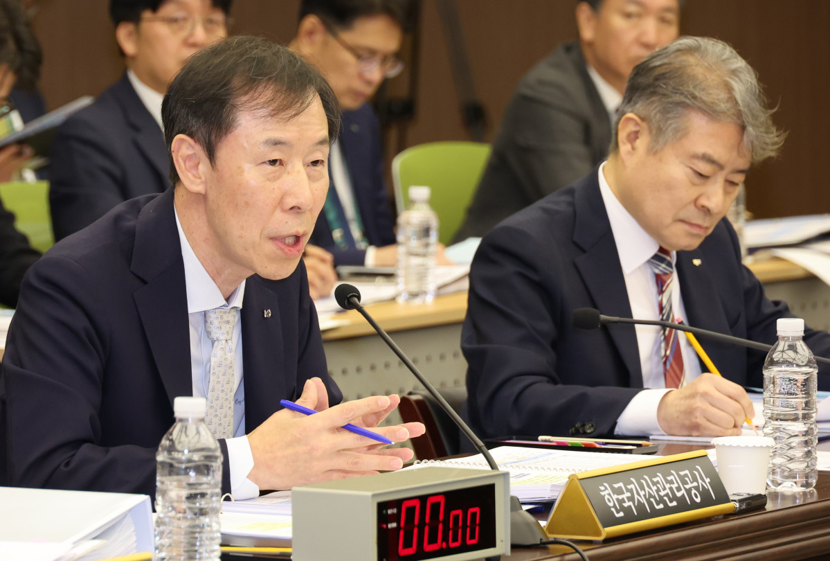 ▲15일 부산 남구 부산국제금융센터에서 열린 국회 정무위 국정감사에서 한국자산관리공사 정정훈 사장이 의원질의에 답변하고 있다. (사진제공=연합뉴스)