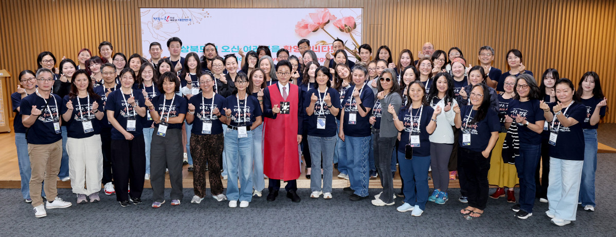 ▲이철우 경북도지사가 도청을 방문한 해외입양인들과 기념사진을 찍고 있다. (경북도)