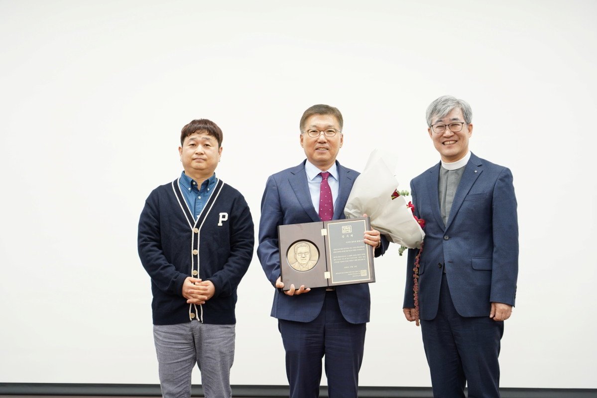 ▲14일 인천 ‘강화도우리마을’에서 열린 상생 협력 15주년 기념행사에서 풀무원 이우봉 총괄CEO(가운데)가 감사패를 받은 뒤 기념 촬영하고 있다. (사진제공=풀무원)