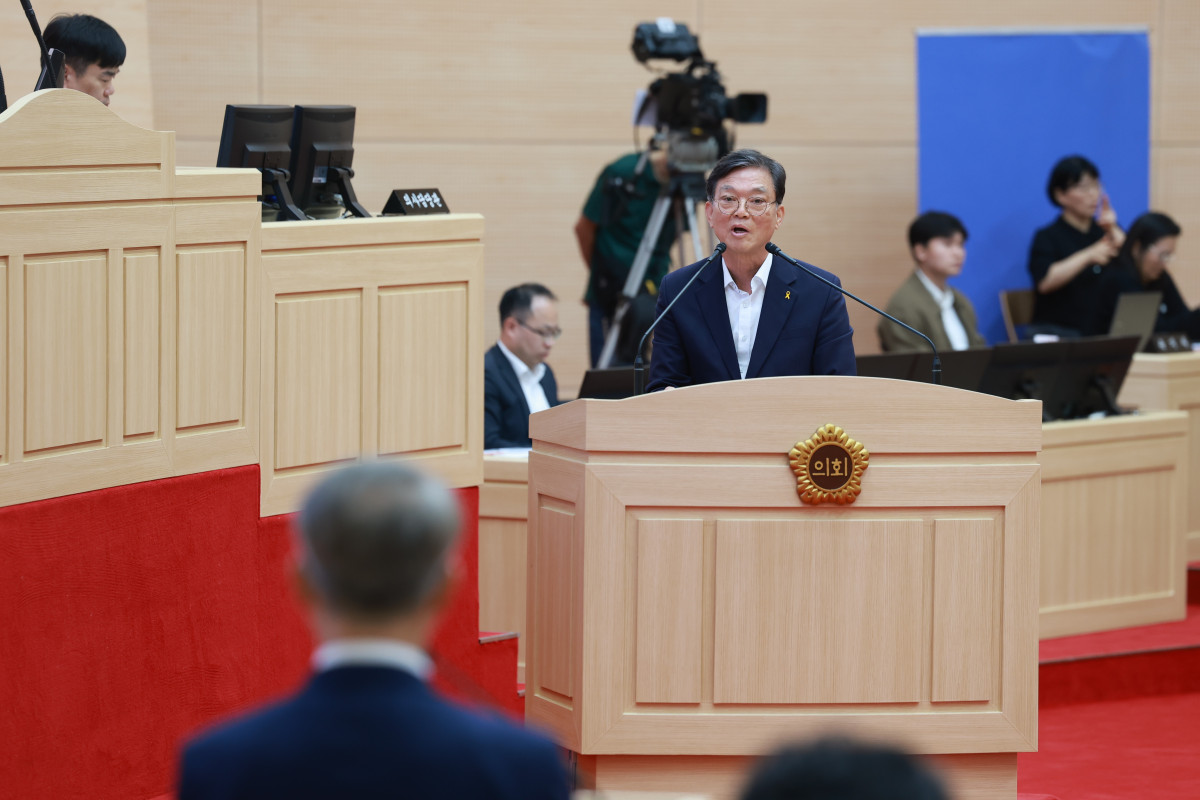 ▲이정운 전남광주통합특별시의원이 14일 열린 제4회 임시회 시정질문에서 광주 군공항 무안 이전 지원책과 오룡지구 AI 데이터센터 건립 문제를 질의하고 있다. (사진제공=전남광주통합특별시의회)