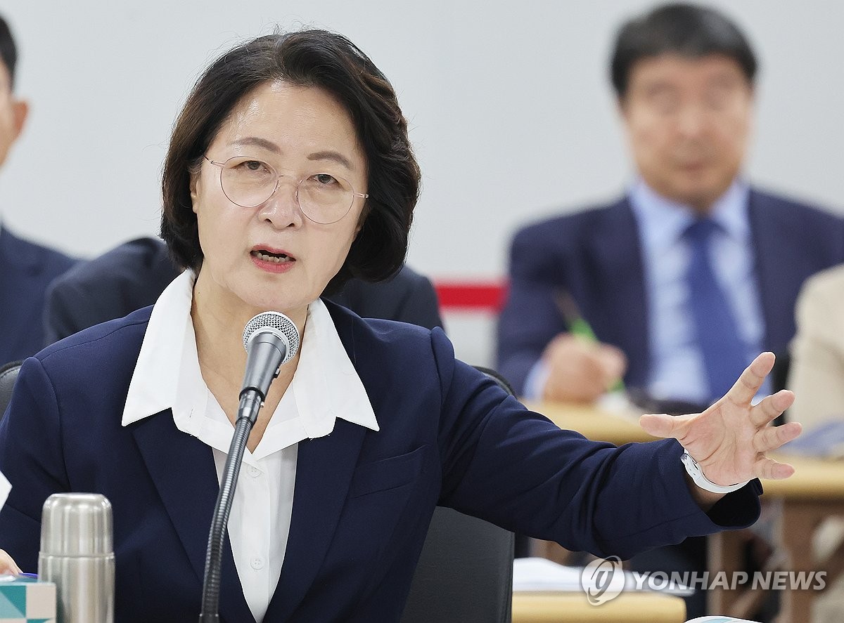 ▲13일 경기도 수원시 영통구 경기도청에서 열린 국회 행정안전위원회의 경기도에 대한 국정감사에서 추미애 경기도지사가 위원 질의에 답변하고 있다 (연합뉴스)