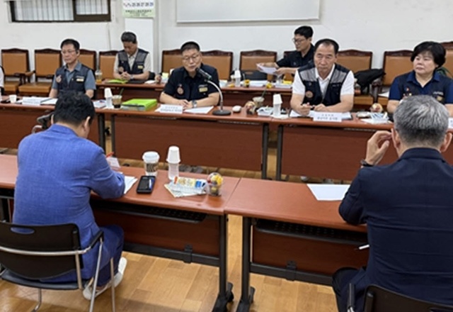 ▲경기지역자동차노동조합과 사용자 측 관계자들이 14일 제5차 중앙단체교섭을 하고 있다. 이날 교섭이 결렬되면서 노조는 경기지방노동위원회에 노동쟁의 조정을 신청했다. (경기지역자동차노동조합)