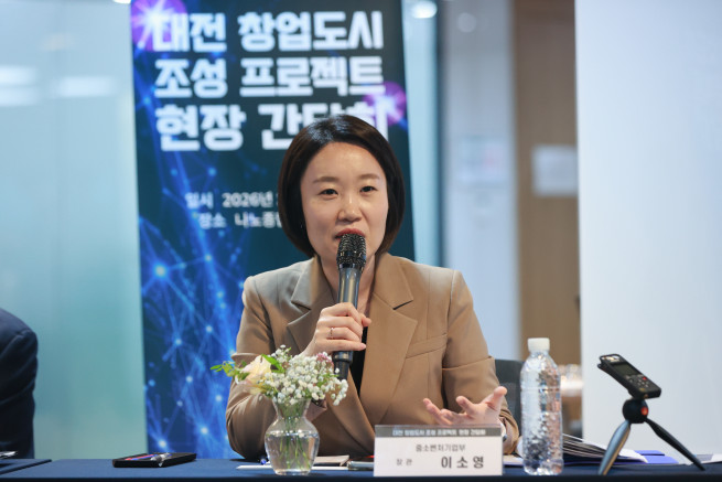 ▲이소영 중소벤처기업부 장관이 15일 대전광역시 유성구 KAIST 나노종합기술원에서 열린 '창업도시 조성 프로젝트 현장 간담회'에서 인사말을 하고 있다. (사진제공=중소벤처기업부)