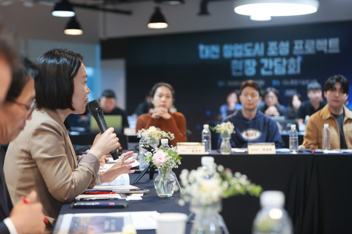▲이소영 중소벤처기업부 장관이 15일 대전광역시 유성구 KAIST 나노종합기술원에서 열린 '창업도시 조성 프로젝트 현장 간담회'에서 인사말을 하고 있다. (사진제공=중소벤처기업부)