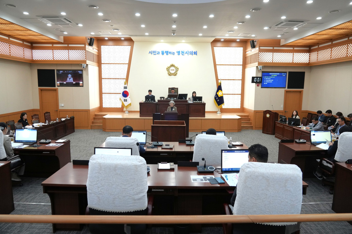 ▲영천시의회(의장 하기태)는 15일 제255회 임시회 제3차 본회의를 열고, 집행부 대상 주요업무보고 둘째 날 일정을 이어가며 시정 현안 점검을 지속했다. (영천시의회)