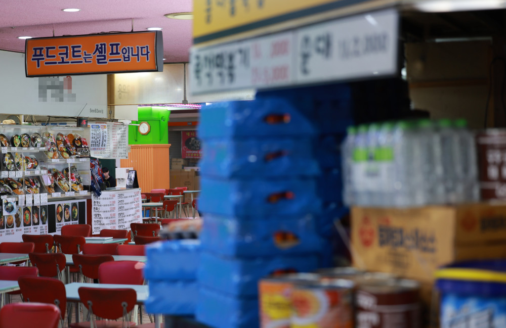 ▲13일 흉기난동 사건이 발생한 인천시 남동구 대형 상업시설에 입점한 2층 식당가의 점포가 이튿날인 14일 영업을 하지 않고 있다. (연합뉴스)
