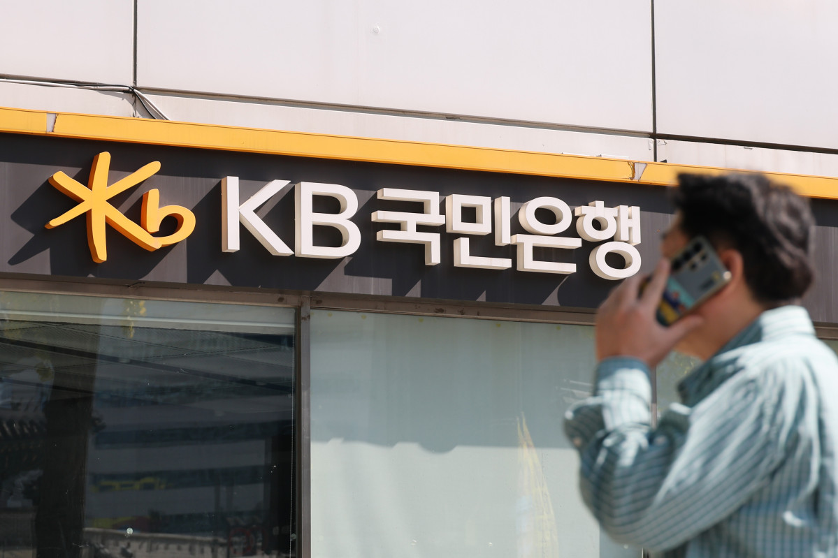 ▲11일 서울 시내의 한 KB국민은행을 한 시민이 전화통화를 하면서 지나치고 있다. (연합뉴스)