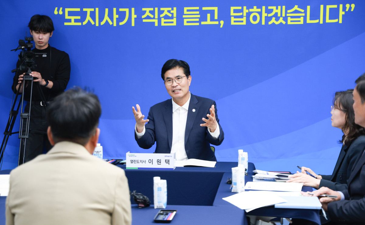 ▲이원택 전북특별자치도지사가 지난 15일 도청에서 열린 ‘열린 도지사실’ 2차 시범운영에서 도민의 건의사항을 듣고 해결방안을 설명하고 있다. (사진제공=전북특별자치도)