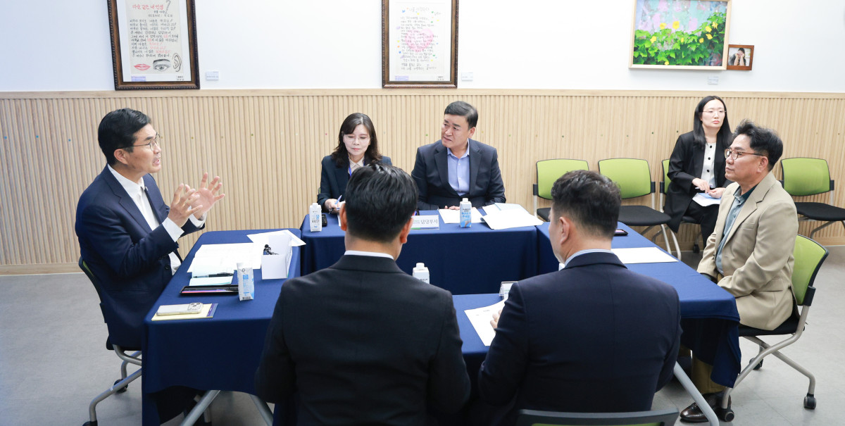 ▲이원택 전북특별자치도지사가 지난 15일 ‘열린 도지사실’에서 도민 및 관계 공무원들과 지역 현안 해결방안을 논의하고 있다. (사진제공=전북특별자치도)