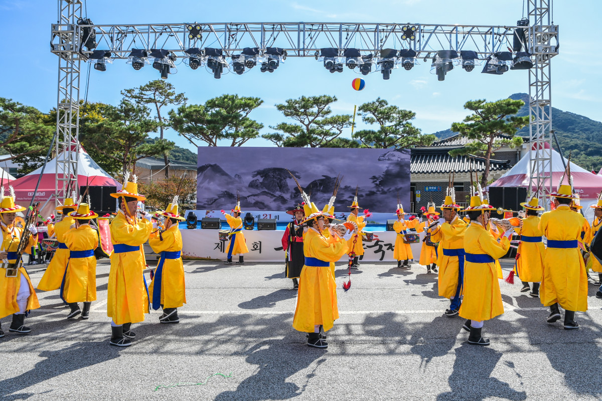 ▲제21회 순창장류축제에서 순창고을 대취타 공연단이 전통 공연을 선보이고 있다. (사진제공=순창군)