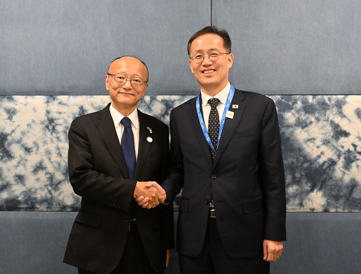 ▲국제통화기금(IMF)/세계은행(WB) 연차총회 및 주요 20개국(G20) 재무장관.중앙은행 총재 회의, 주요 7개국(G7) 재무장관.중앙은행 총재 회의 참석차 태국 방콕을 방문중인 이형일 경제부총리 겸 재정경제부 장관이 10월 15일(현지시간) 퀸시리낏 컨벤션센터(QSNCC)에서 칸다 마사토 아시아개발은행(ADB) 총재와 면담에 앞서 악수하며 기념사진을 찍고 있다. (재정경제부)
