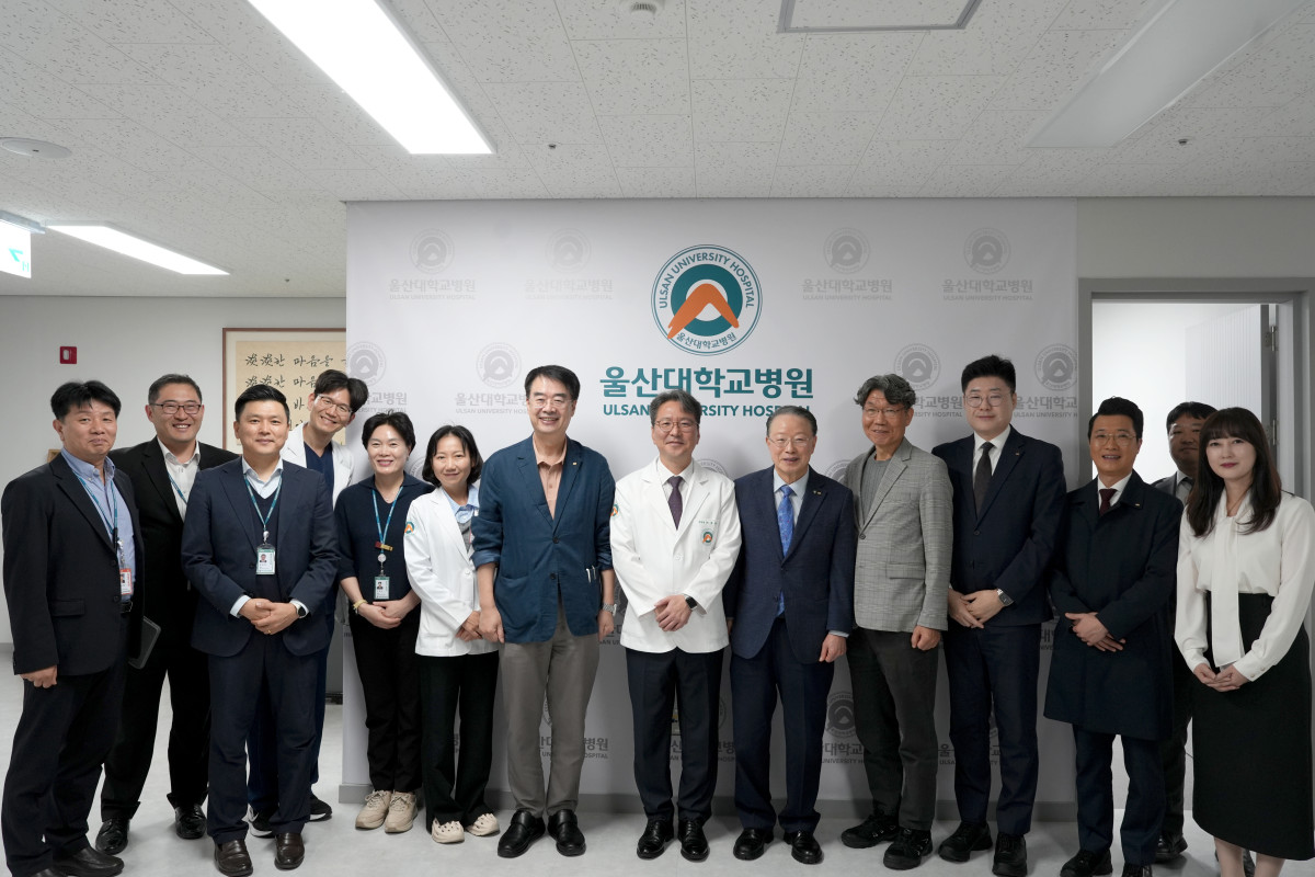 ▲울산대학교병원에서 울주군립병원 관계자들과 울산대학병원 관계자들이 기념촬영을 하고 있다. (사진제공=울주군립병원)