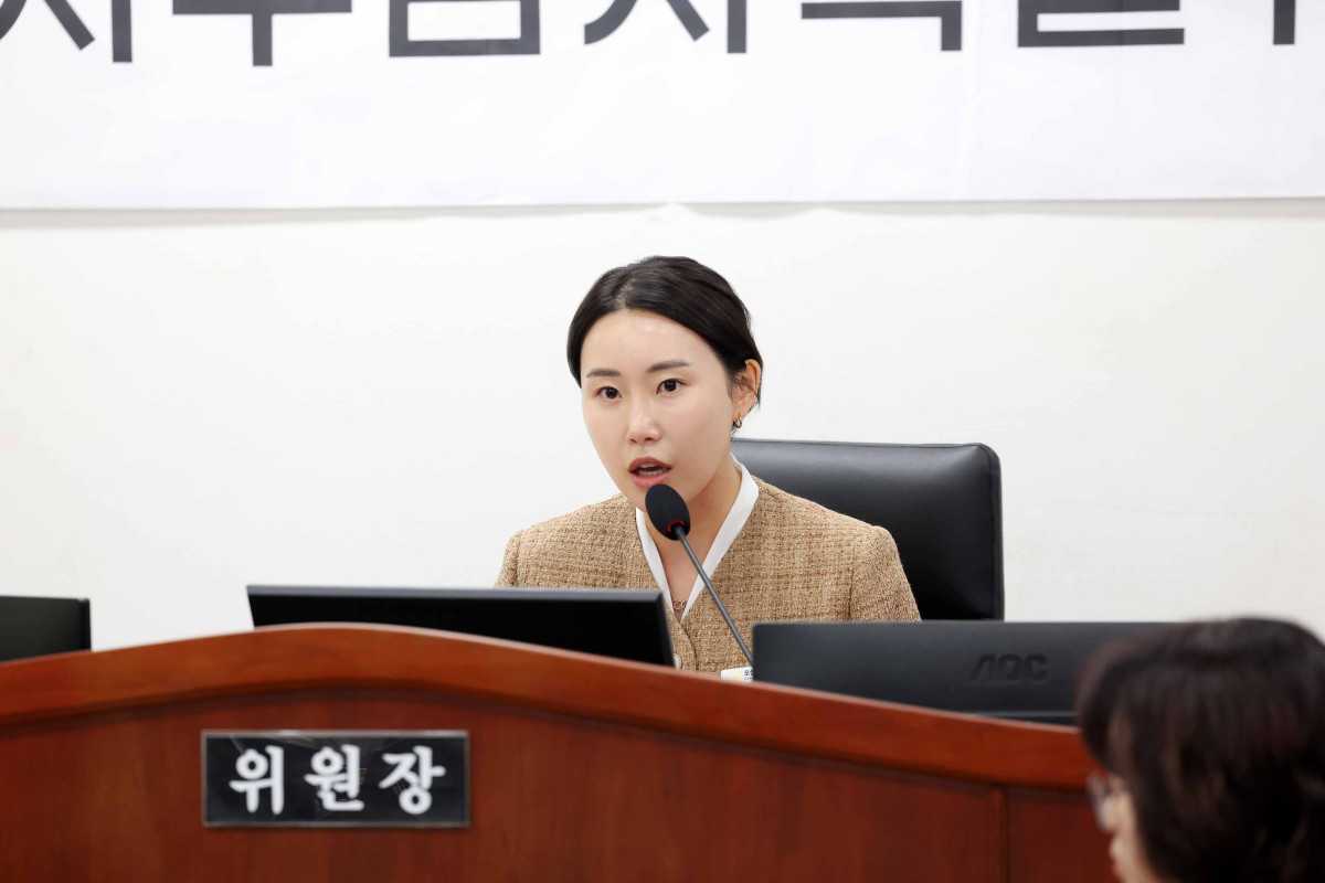 ▲조미선 오산시의회 행정사무감사특별위원장이 행정사무감사에서 오산도시공사 임원 보수 결정 과정과 피감기관의 답변 태도를 지적하고 있다. (오산시의회)