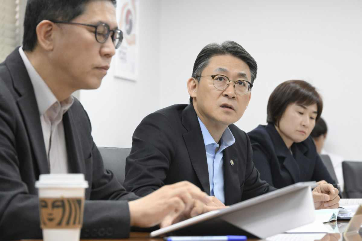 ▲권대영 재정경제부 1차관이 10월 16일 정부서울청사에서 열린 '26년 제11차 일자리 전담반(TF)'을 주재, 모두발언을 하고 있다. (재정경제부)