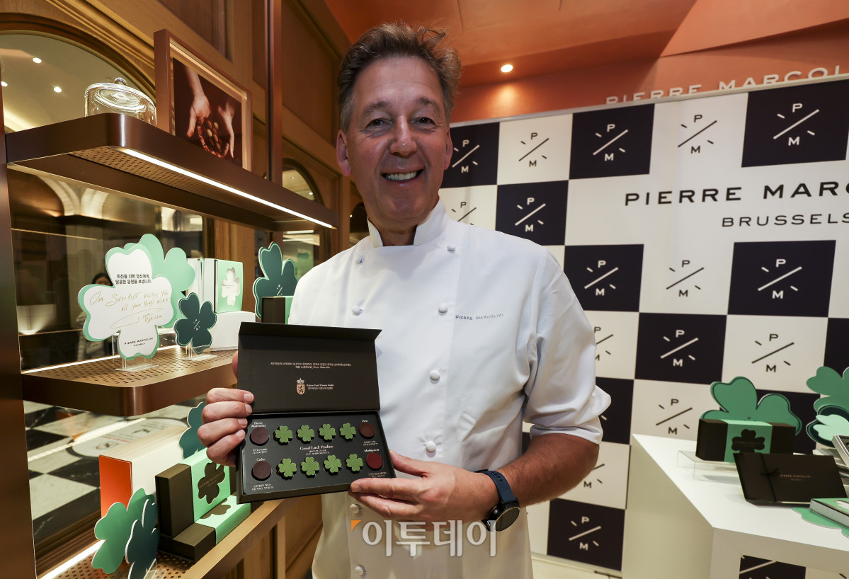 ▲벨기에 초콜릿 브랜드 피에르 마르콜리니의 브랜드 파운더 피에르 마르콜리니가 16일 서울 서초구 신세계백화점 강남점 피에르 마르콜리니 매장에서 네잎클로버 모양의 시즌 한정 초콜릿 '그랑 클로버 셀렉션(수능 초콜릿)'을 소개하고 있다. 그랑 클로버 셀렉션은 한국 수험생을 위해 특별히 개발한 시즌 한정 초콜릿으로 중요한 순간을 앞둔 이들에게 응원의 마음을 전하는 제품이다. 고성준 기자 joonko1@