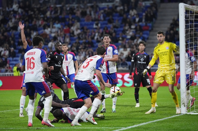 ▲15일(현지시간) 프랑스 리옹에서 열린 유럽축구연맹(UEFA) 유로파리그 페이즈 1차전 올랭피크 리옹과 크리스탈 팰리스의 경기에서 크리스탈 팰리스의 이스마일라 사르(중앙)가 슛을 하고 있다. (AP/연합뉴스)