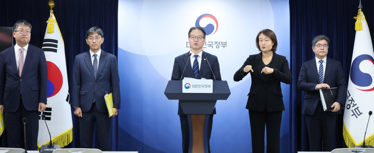 ▲김영수 국무조정실 국무1차장이 16일 서울 종로구 정부서울청사에서 열린 산림사업 추진 실태 합동점검 결과 브리핑에서 산림사업 법인의 절반 이상인 1천73곳이 위법 의심 기술자를 고용하거나 사무실·자본금 기준을 미충족했다고 밝히고 있다. (연합뉴스)