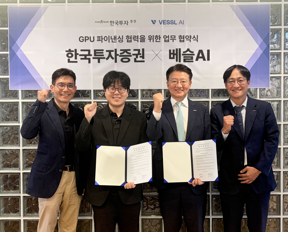 ▲이달 15일 서울 강남구 베슬AI 사옥에서 열린 업무 협약식에서 양사 관계자들이 기념 사진을 촬영하고 있다. (사진 왼쪽부터) 임은천 베슬AI CFO와 안재만 대표, 방창진 한국투자증권 PF그룹장과 안성진 프로젝트금융담당. (사진제공=한국투자증권)