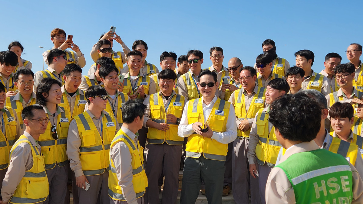 ▲지난 2022년 12월 6일(현지 시각) 아랍에미리트(UAE)에 위치한 바라카 원자력 발전소 건설 현장에 방문한 이재용 삼성전자 회장이 건설 현장을 둘러보고 임직원들을 격려하고 있다. (사진제공=삼성전자)