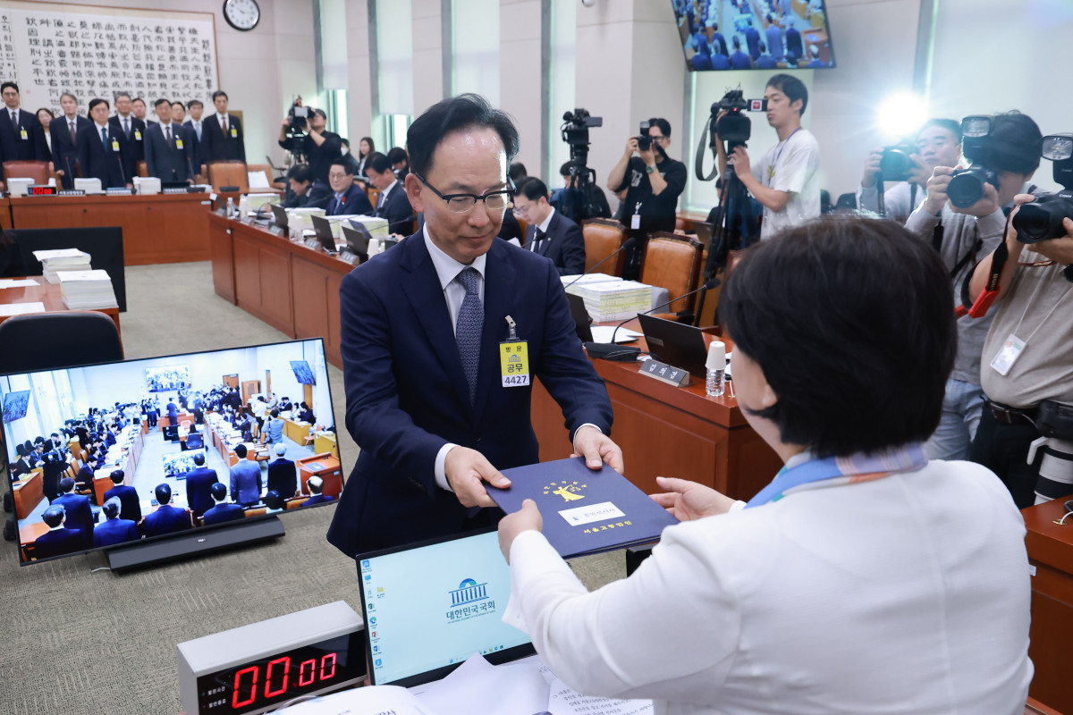 ▲김대웅 서울고등법원장이 16일 국회 법제사법위원회에서 열린 서울고등법원, 서울중앙지방법원 등에 대한 국정감사에서 법사위원장인 더불어민주당 서영교 의원에게 선서문을 제출하고 있다. (사진제공=연합뉴스)