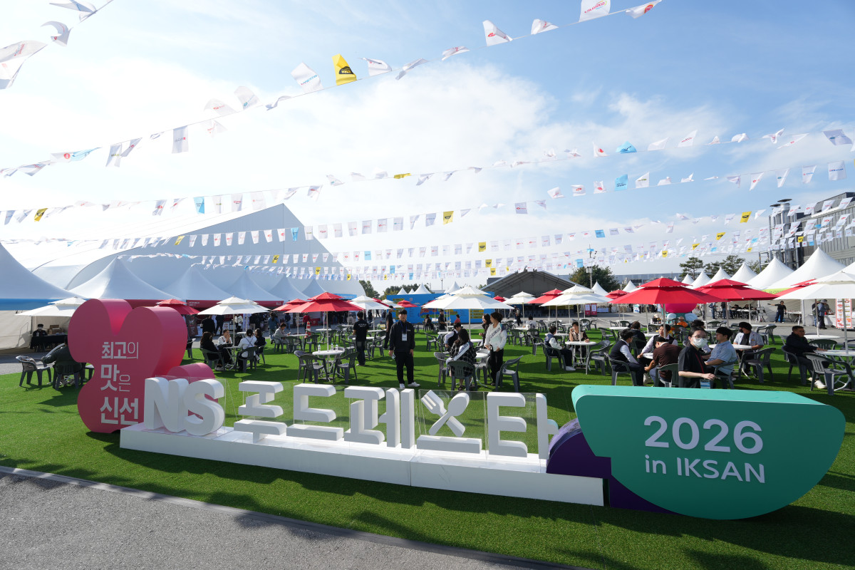 ▲16일 전북 익산 하림 퍼스트키친에서 개막한 ‘NS푸드페스타 2026 익산’에서 관람객들이 부스를 둘러보며 다양한 먹거리와 체험 행사를 즐기고 있다. (사진제공=NS홈쇼핑)