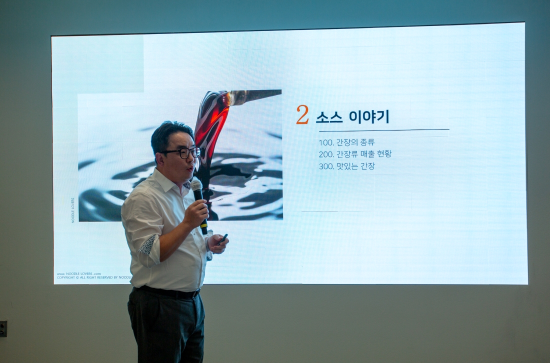 ▲강근석 면사랑 연구소장이 15일 열린 배민아카데미에서 외식업 자영업자를 대상으로 소스 활용 교육을 진행하고 있다. (사진제공=면사랑)
