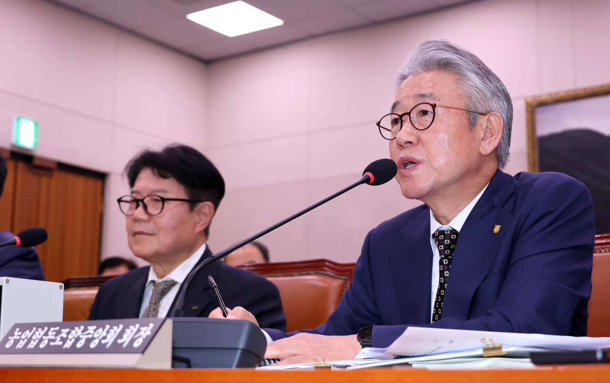 ▲강호동 농업협동조합중앙회장이 16일 국회에서 열린 농림축산식품해양수산위원회 국정감사에서 위원 질문에 답하고 있다. 왼쪽은 우희종 한국마사회장. (연합뉴스)