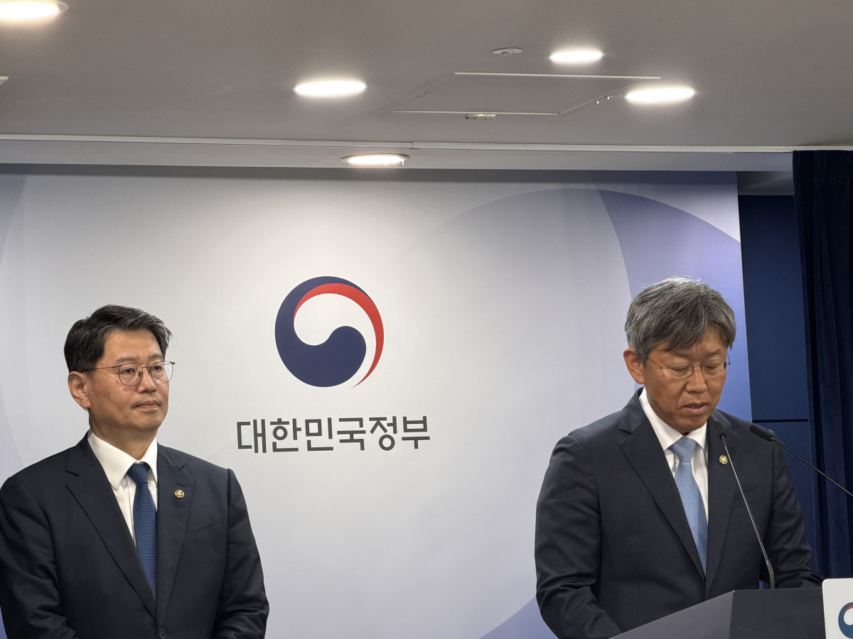 ▲16일 김이탁(오른쪽) 국토교통부 1차관이 정부서울청사에서 제1차 주택공급 정례브리핑에 참석해 발언하고 있다. (조유정 기자 youjung@)