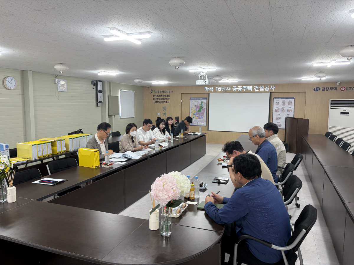 ▲하도급 현장관리단이 마곡 16단지 공공주택 건설공사 현장에서 계약 서류 등을 점검하고 있다. (사진제공=SH)