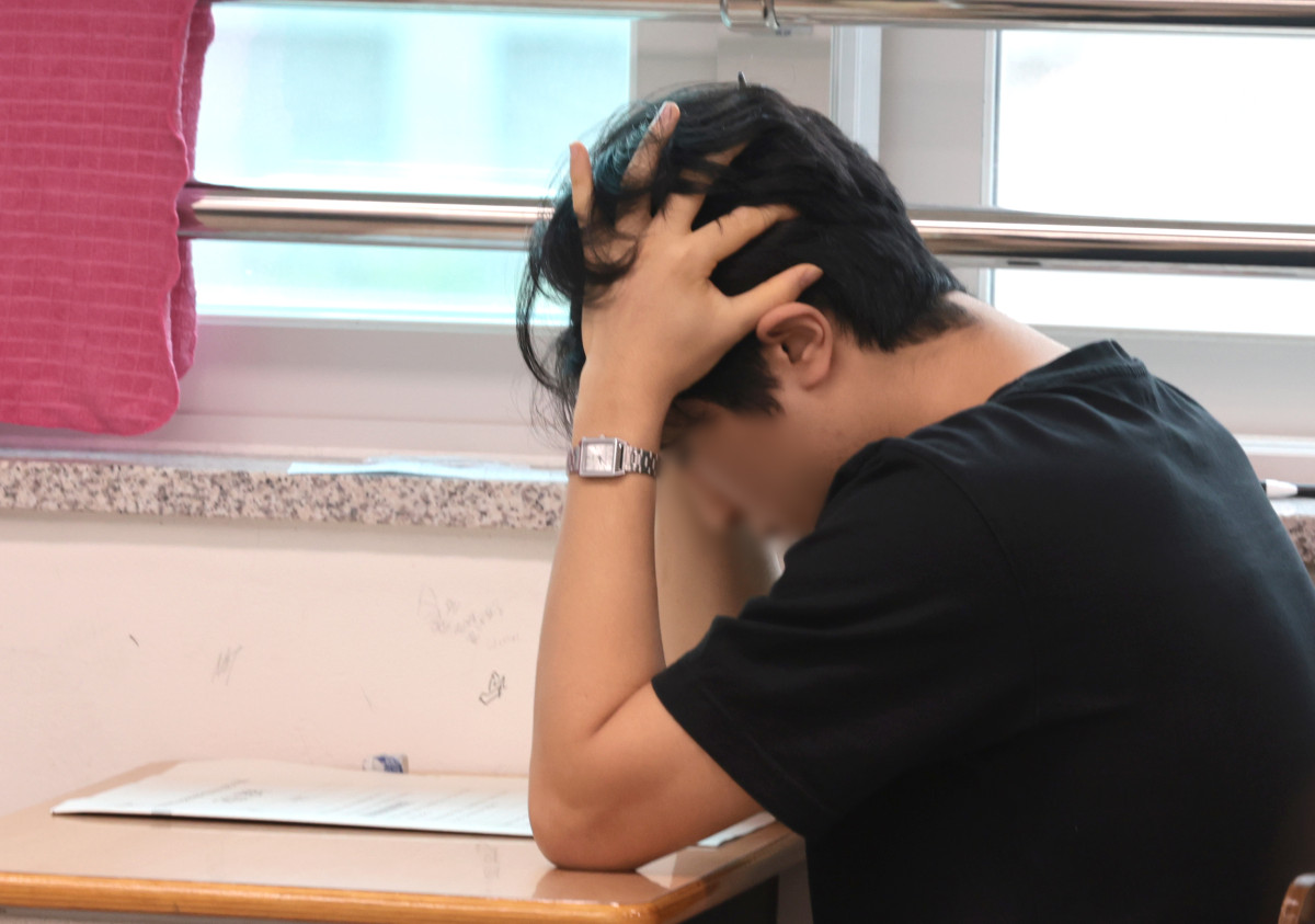 ▲2027학년도 대학수학능력시험 앞두고 마지막 모의평가가 실시된 지난달 2일 인천 부평고등학교에서 한 수험생이 시험 시작을 기다리고 있다. (뉴시스)