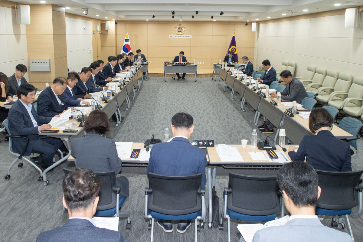 ▲15일 경북도의회에서 경북대구행정통합특별위원회 2차 회의가 열리고 있다. (경북도의회)