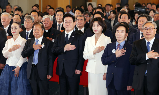 ▲이재명 대통령과 김혜경 여사가 16일 부산시청에서 열린 부마민주항쟁 47주년 기념식에서 국기에 경례하고 있다. 2026.10.16 [청와대통신사진기자단] (연합뉴스)