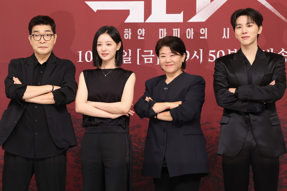▲7일 서울 양천구 SBS사옥에서 열린 드라마 '닥터X: 하얀 마피아의 시대' 제작발표회에서 배우들이 포즈를 취하고 있다. 왼쪽부터 손현주, 김지원, 이정은, 김우석. (연합뉴스)