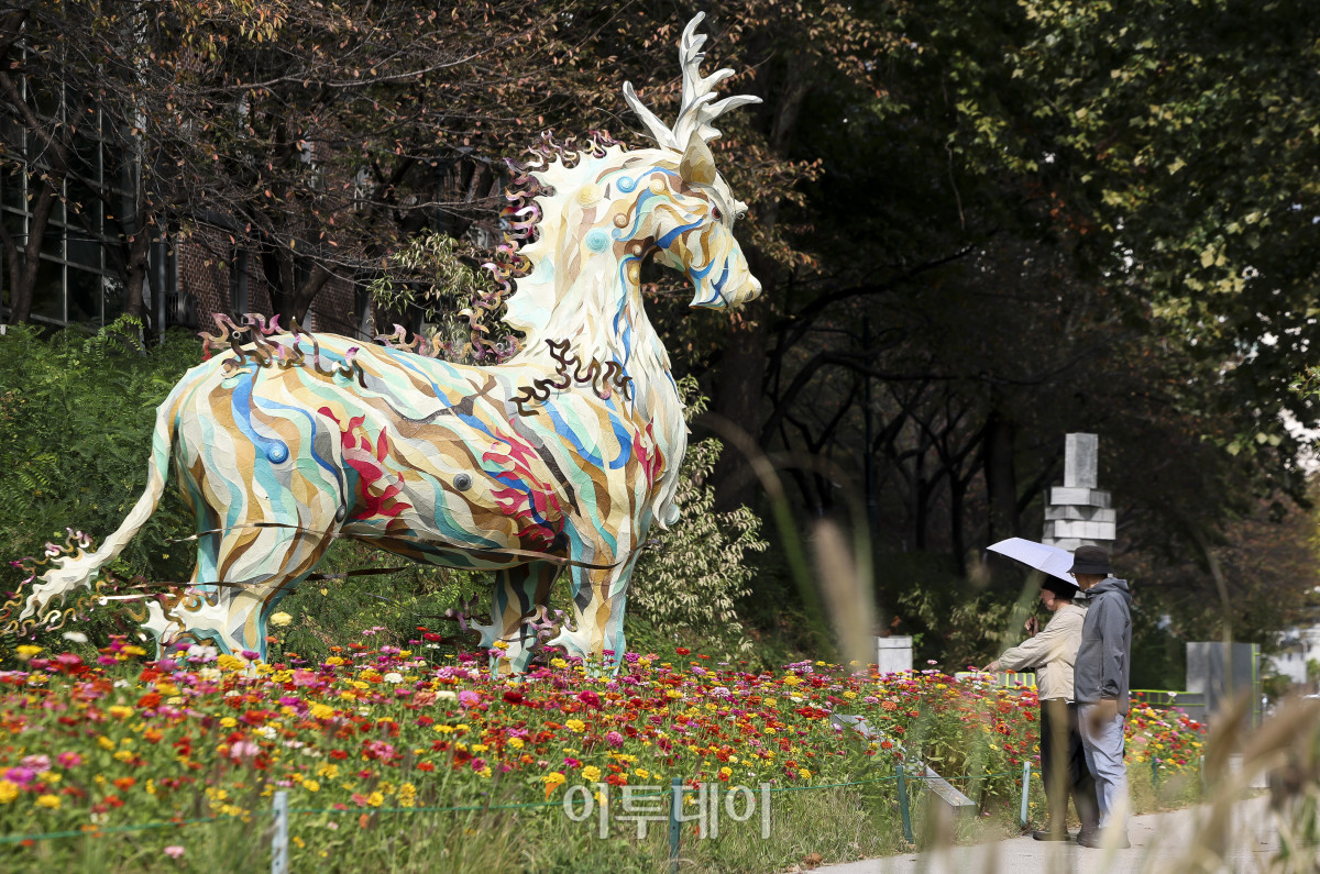 ▲16일 오후 서울 노원구 당현천 일대에 '2026 달빛산책' 조형물이 설치되어 있다. 이날 오후 18시 30분부터 노원구는 2026 달빛산책 개막 선언 및 점등식을 진행한다. '새로운 달'을 주제로 열리는 2026 노원 달빛산책은 공공미술 빛조각 축제로 국내 24개 팀의 아티스트가 참여해 빛과 조형 예술로 꾸며진 산책형 야간 전시다. 고성준 기자 joonko1@