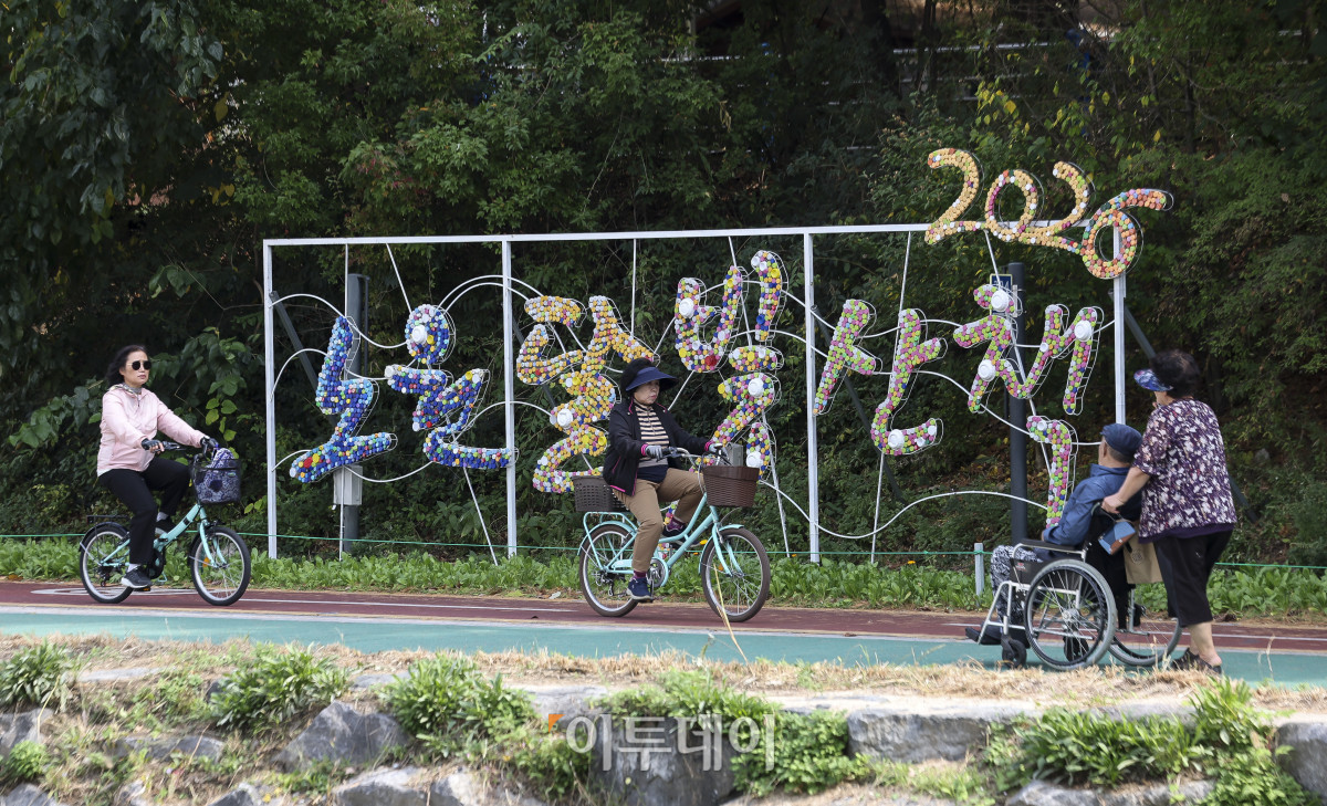 ▲16일 오후 서울 노원구 당현천 일대에 '2026 달빛산책' 조형물이 설치되어 있다. 이날 오후 18시 30분부터 노원구는 2026 달빛산책 개막 선언 및 점등식을 진행한다. '새로운 달'을 주제로 열리는 2026 노원 달빛산책은 공공미술 빛조각 축제로 국내 24개 팀의 아티스트가 참여해 빛과 조형 예술로 꾸며진 산책형 야간 전시다. 고성준 기자 joonko1@