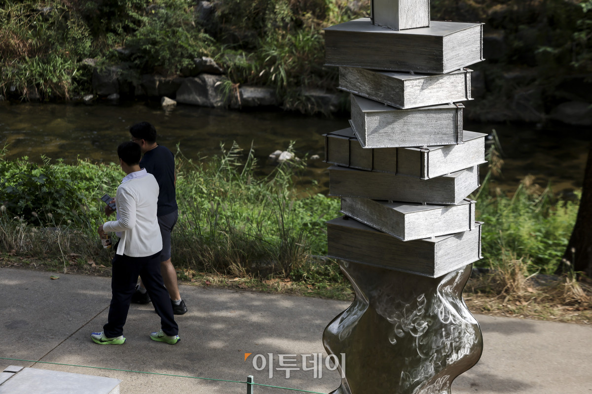 ▲16일 오후 서울 노원구 당현천 일대에 '2026 달빛산책' 조형물이 설치되어 있다. 이날 오후 18시 30분부터 노원구는 2026 달빛산책 개막 선언 및 점등식을 진행한다. '새로운 달'을 주제로 열리는 2026 노원 달빛산책은 공공미술 빛조각 축제로 국내 24개 팀의 아티스트가 참여해 빛과 조형 예술로 꾸며진 산책형 야간 전시다. 고성준 기자 joonko1@